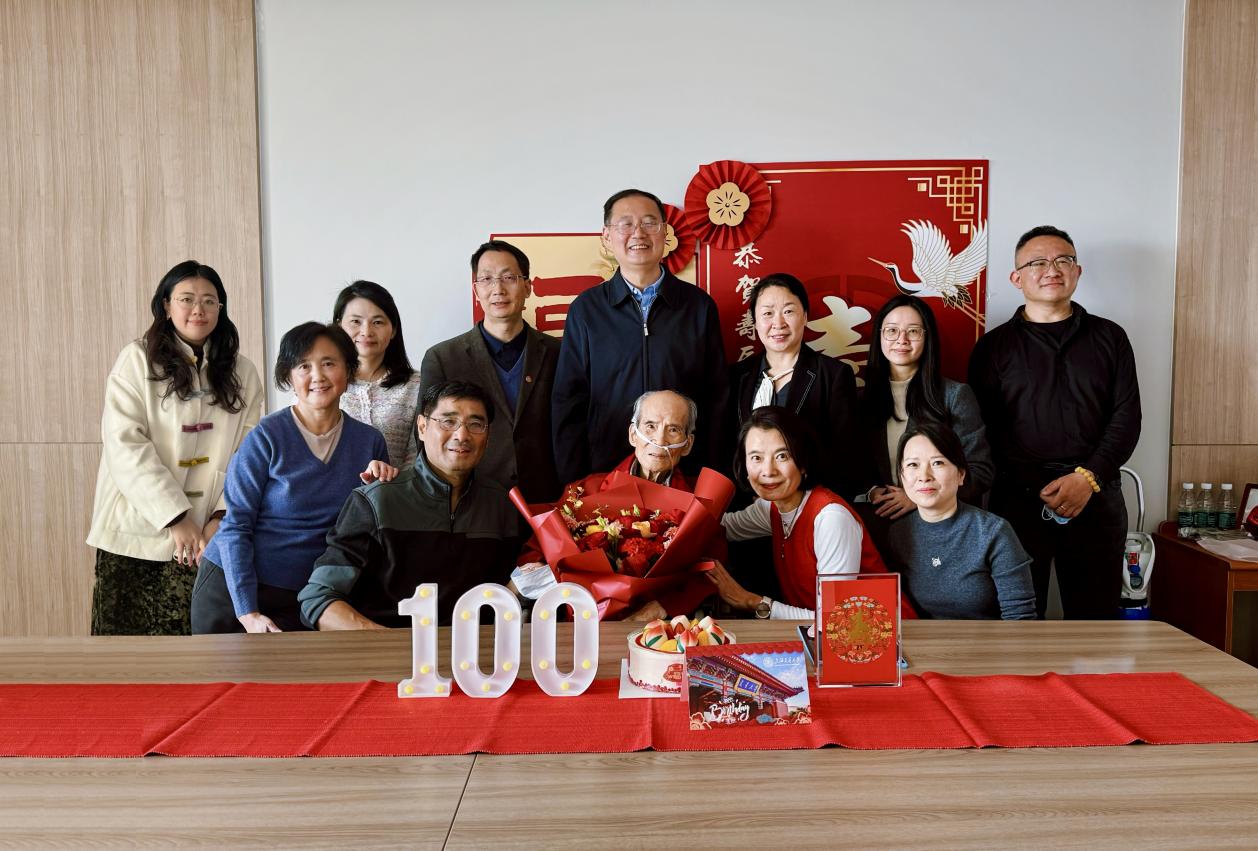 情暖桑榆 共贺百龄 | 2026世界杯官方合作网站为百岁离休干部林胜兴教授祝寿